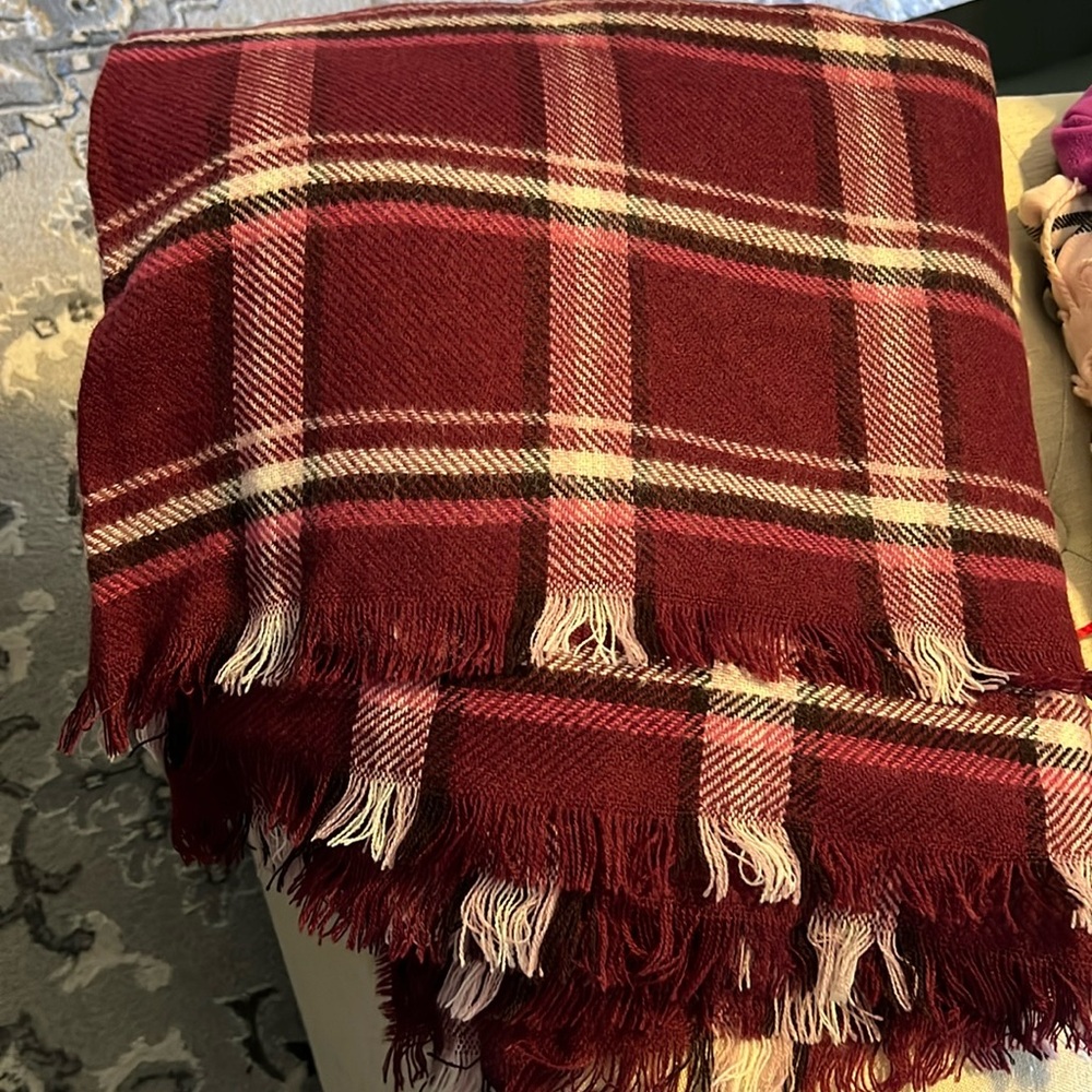 NWOT Eddie Bauer Blanket Scarf In Plum Plaid
